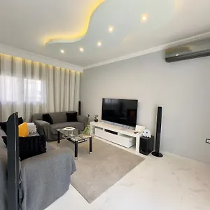 https://luxurious-modern-home-in-kalamaria-by-tt.hotelschalkidiki.net
